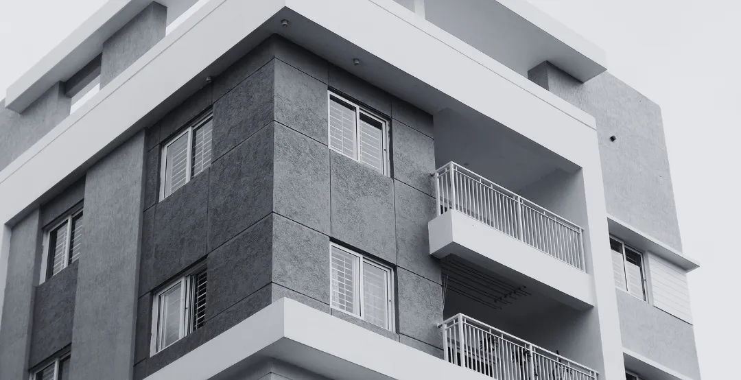 Hausfassade mit mehreren Stockwerken