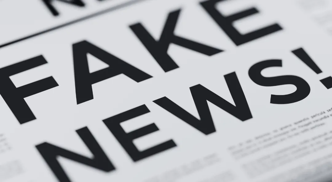 Zeitungsausschnitt mit der Überschrift Fake News